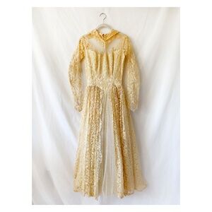 Vintage Lace Wedding Dress Size 2  / Needs repairs or Reuse Lace